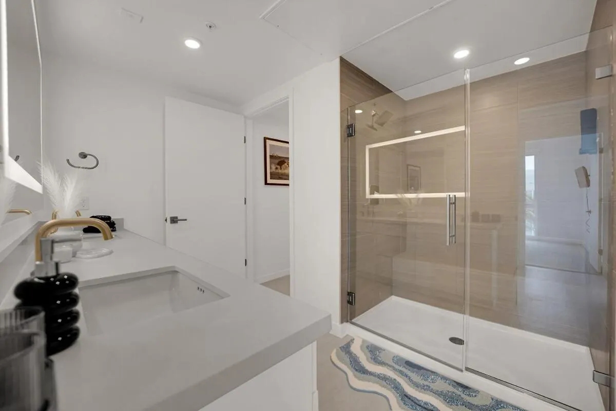 Casa Nube With Beach Club, Pickleball Court , Gym & Spa, Near Airport & Las Vegas Strip