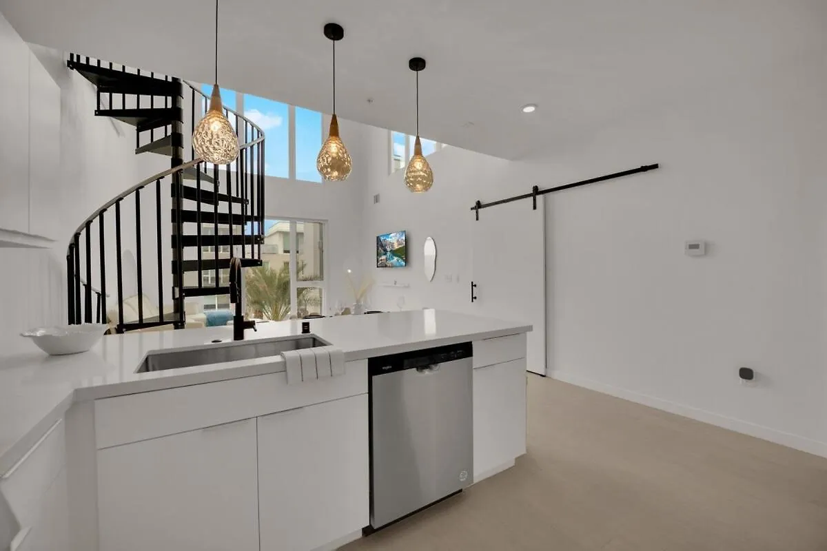 Casa Nube With Beach Club, Pickleball Court , Gym & Spa, Near Airport & Las Vegas Strip
