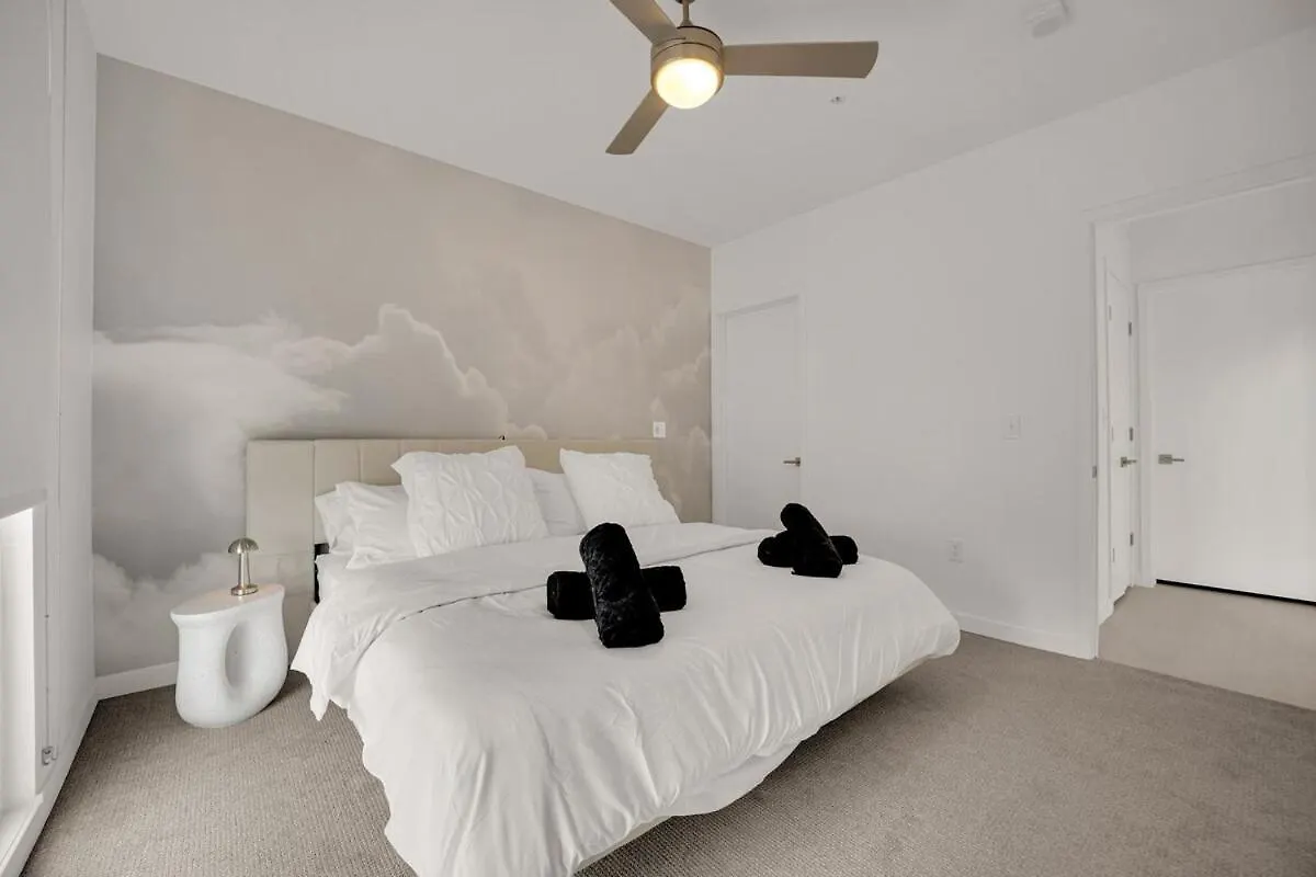 Casa Nube With Beach Club, Pickleball Court , Gym & Spa, Near Airport & Las Vegas Strip Apartment