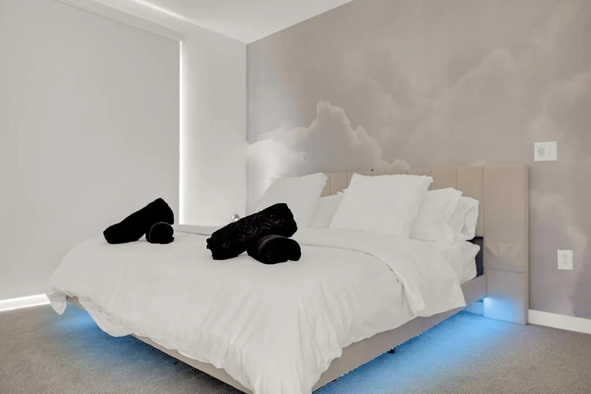 Casa Nube With Beach Club, Pickleball Court , Gym & Spa, Near Airport & Las Vegas Strip Apartment